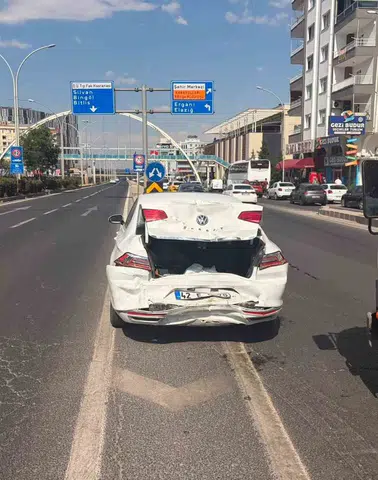 Diyarbakır yolunda iki otomobilin karıştığı kazada hamile sürücü panik yaşadı