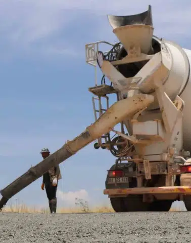 Şanlıurfa kırsalında üç ilçeyi birleştiren beton yol çalışması hız kazandı