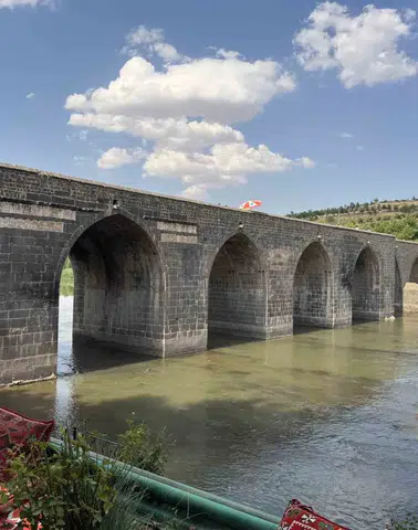 Diyarbakır'da kavurucu sıcaklar On Gözlü Köprü'yü boşalttı