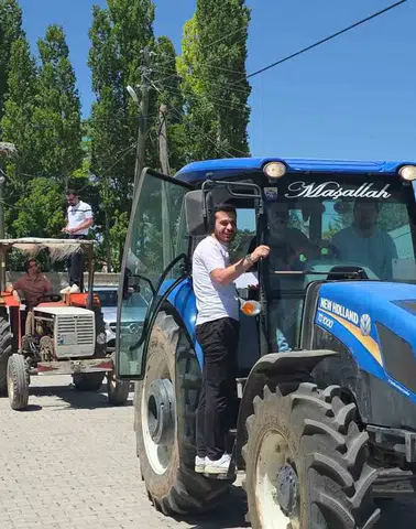 Van’daki düğünde gelin alma konvoyu milyonluk traktörlerle yapıldı