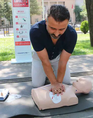 Diyarbakır sokaklarına yerleştirilen yeni cihazlar ani kalp durmalarına müdahale edecek