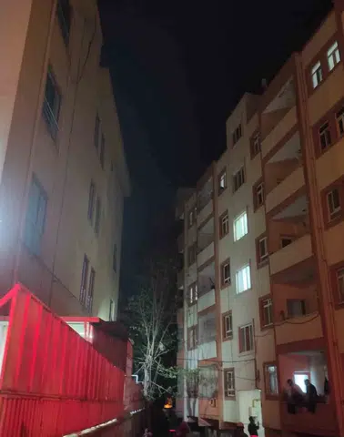 Batman'da apartman balkonundaki elektrikli bisiklet bataryası büyük bir gürültüyle patladı