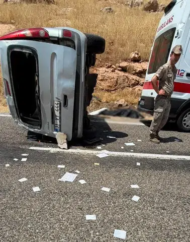 Nusaybin'de hafif ticari araç kayalıklara çarpıp takla attı