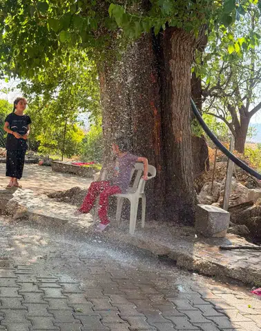 Çermik halkı kavurucu sıcaklardan korunmak için ağaçları duşa çevirdi