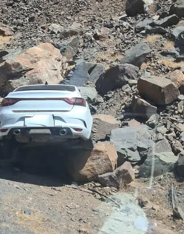 Hakkari Çukurca yolunda otomobilin kayaya çarpması sonucu üç kişi yaralandı