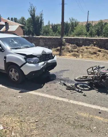 Bingöl Sancak beldesinde otomobil ile motosiklet çarpıştı 3 yaralı