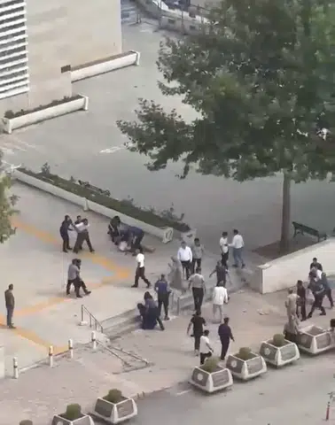 Adliye önünde kavga kamerada