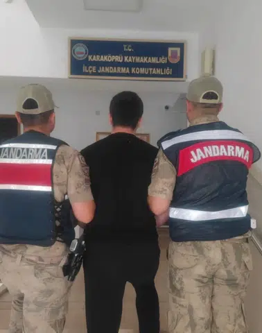Karaköprü ilçesinde uzun süredir aranan hırsızlık hükümlüsü yakayı ele verdi
