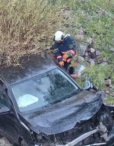 Karakoçan'da otomobil şarampole yuvarlandı, 1 kişi yaralandı