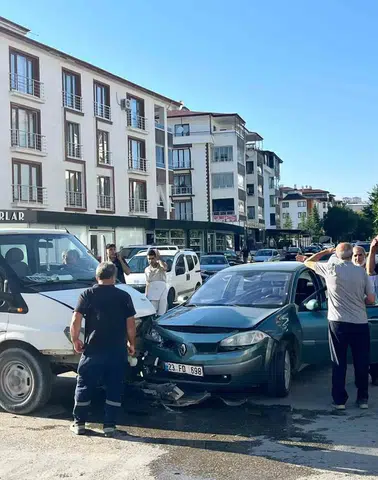 Elazığda trafik kazasından kaçarken motosikletin çarptığı kadın yaralandı