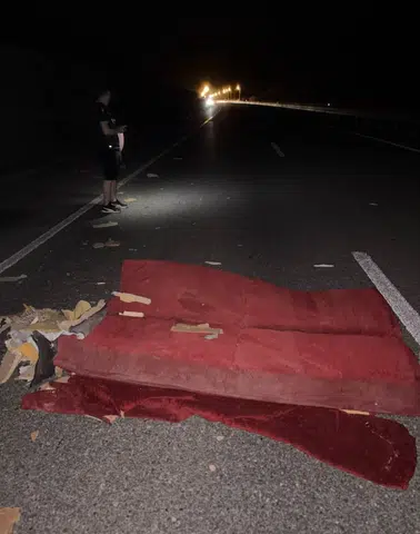 Batman yolunda otomobilin önüne düşen koltuk trafiği birbirine kattı