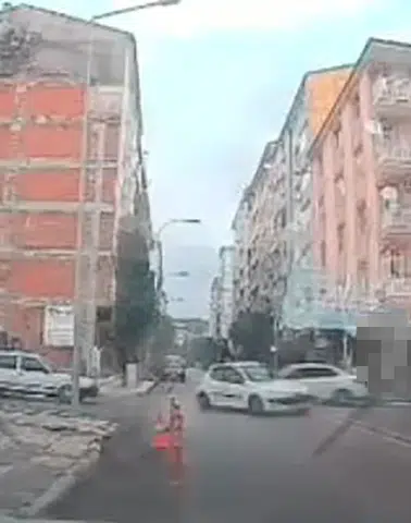 Elazığ'da iki otomobil kafa kafaya çarpıştı, o anlar kamerada
