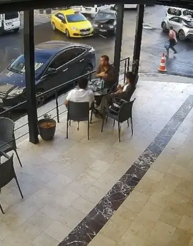 Mardin'de kavşakta çarpışan otomobil kafenin kapısına saplandı