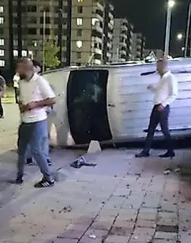 Siirtte direksiyon hakimiyetini kaybeden sürücü kaldırıma devrildi