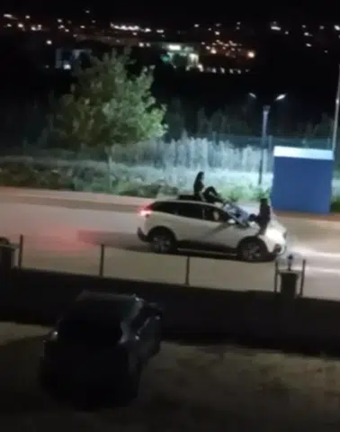 Elazığ trafiğinde otomobil üzerinde yolculuk yapan kadınlar görenleri şoke etti