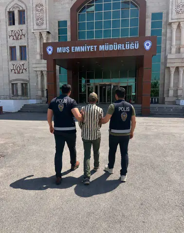 Muş polisi hırsızlık suçlusunu saklandığı adreste yakalayarak cezaevine gönderdi