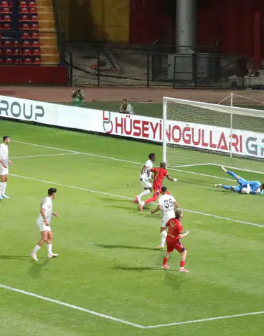 Van Spor son dakikada beraberliği kurtardı