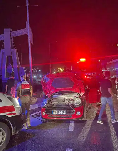 Batman'da kavşakta çarpışan iki otomobilde 3 kişi yaralandı