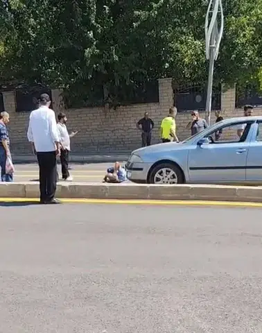 Elazığ'da yola çıkan yayaya otomobil çarptı