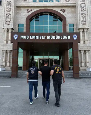 Muş polisi uzun süredir aranan firari hükümlüyü saklandığı adreste kıskıvrak yakaladı
