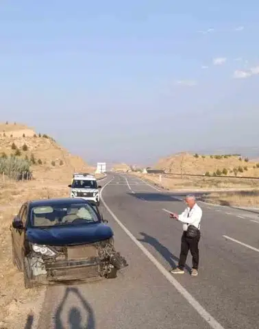 Hasankeyf'te kamyonetle otomobil çarpıştı, 2 kişi yaralandı