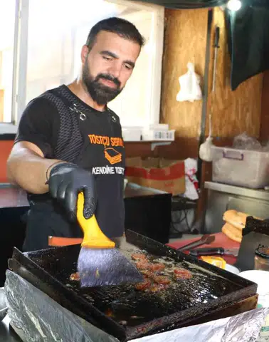 Diyarbakırlı tostçu 65 derece sıcakta ekmek mücadelesi veriyor