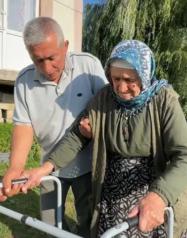 Yürüme yetisini kaybeden annesinin 20 yıldır her ihtiyacına koşan evlat