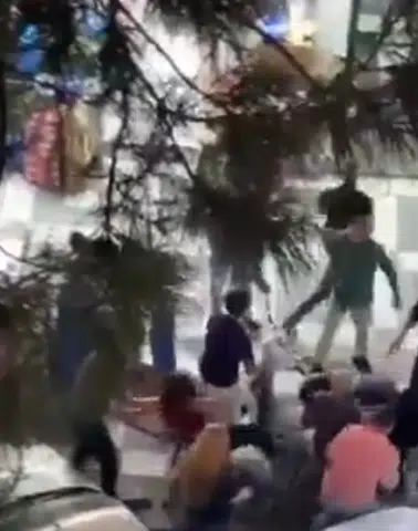 Şanlıurfa sokaklarında döner bıçaklı kavga anı kameraya yansıdı