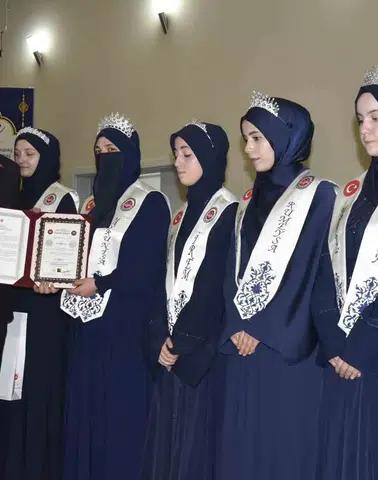 Bitlis'te 86 hafize düzenlenen törenle icazet belgelerini aldı