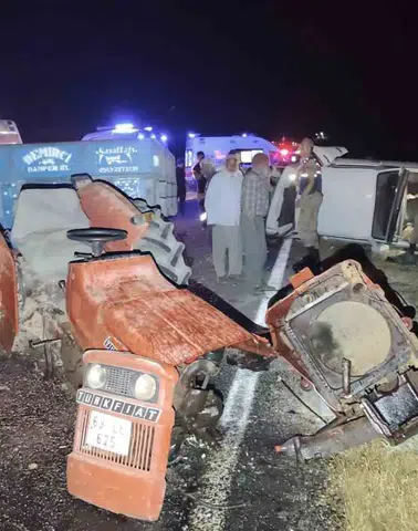 Birecik yolunda zincirleme kaza sonucu traktör ikiye bölündü