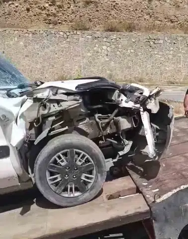 Yüksekova Esendere yolunda kamyonet tıra çarptı