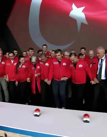 Şanlıurfa TEKNOFEST açılışında protokol üyeleri halay çekerek coşkuyu paylaştı