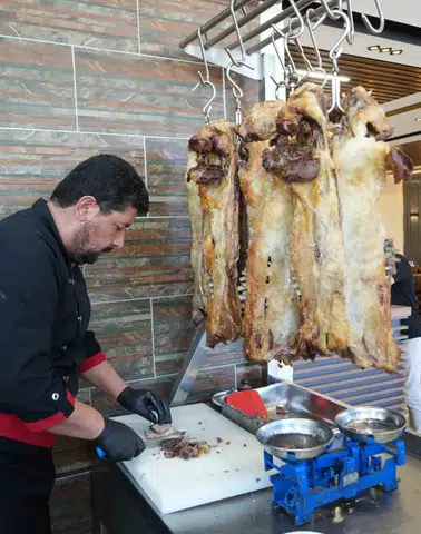 Muş’un yöresel lezzeti büryan tandırda sofralara uzanıyor