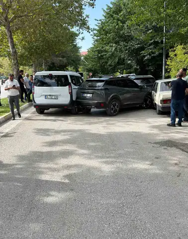 Elazığ'da dört aracın karıştığı zincirleme kazada sekiz kişi yaralandı