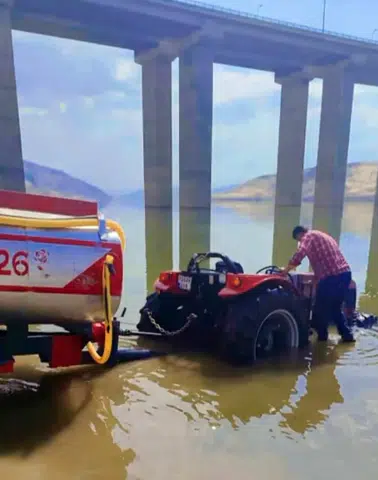Hasankeyf'te baraj sularına gömülen traktörü vatandaşlar kendi imkanlarıyla kurtardı
