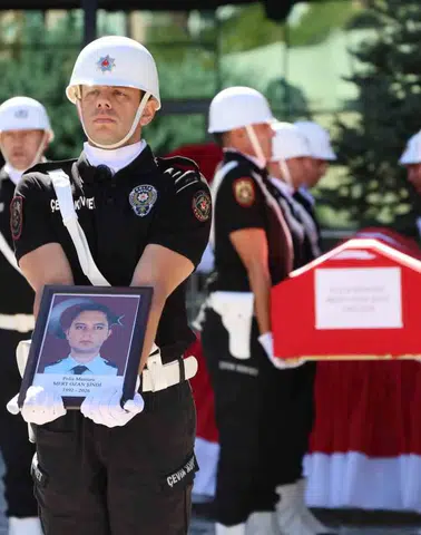 Elazığ'da trafik kazasında hayatını kaybeden polis memuru son yolculuğuna uğurlandı