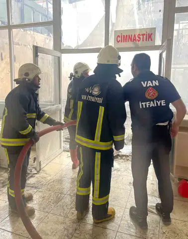Van'da yıkım halindeki spor merkezinde korkutan yangın