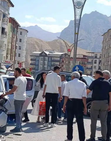 Hakkari merkezde iki aracın karıştığı trafik kazasında bir kişi yaralandı