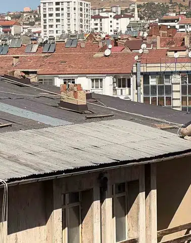 Elazığ'da çatıdaki tehlikeli temizlik çalışması yürekleri ağza getirdi