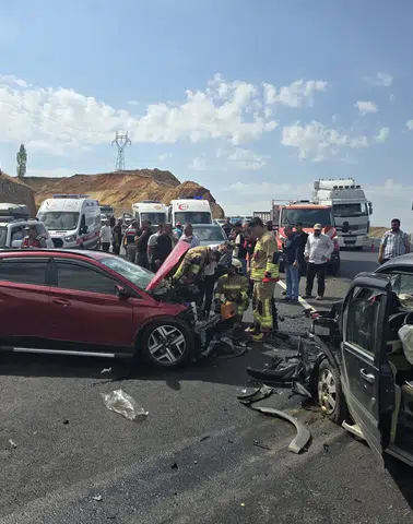 Bingöl kara yolunda iki aracın çarpışması sonucu altı kişi yaralandı