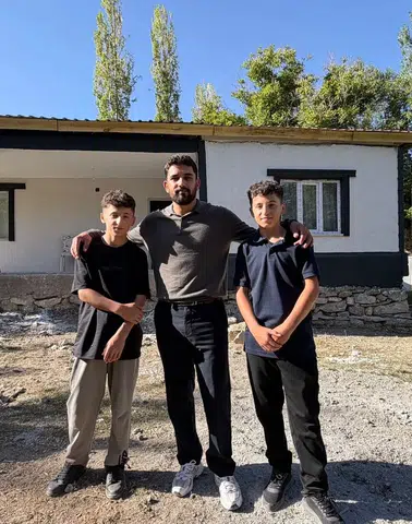 Yarım kalan evlerinde ders çalışıp fen lisesini kazanan ikizler yeni yuvalarına kavuştu