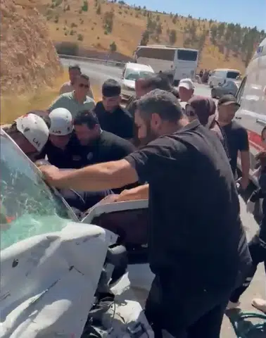 Şanlıurfa Birecik yolunda tur otobüsü ile hafif ticari araç çarpıştı