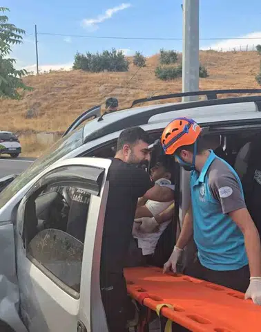 Bingöl'de direksiyon hakimiyetini kaybeden sürücü aydınlatma direğine çarptı
