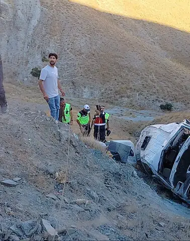 Elazığ Keban yolunda işçi servisi uçuruma yuvarlandı