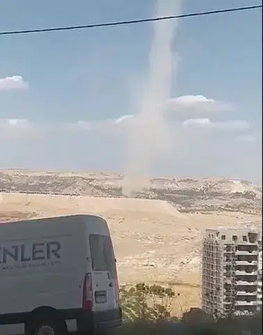 Mardin Artuklu'da boş arazide oluşan hortum cep telefonuyla görüntülendi