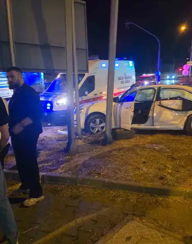Bingöl merkezde tır ve otomobil çarpıştı: 5 kişi yaralandı