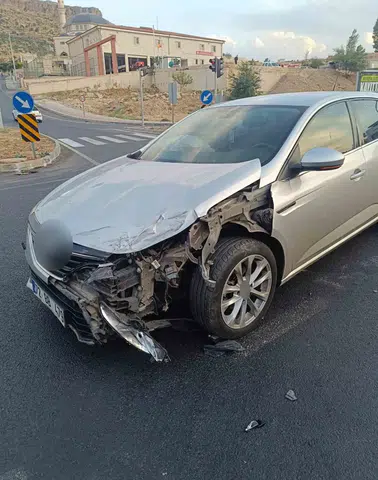 Mardin Artuklu yolunda iki otomobilin karıştığı trafik kazası ucuz atlatıldı