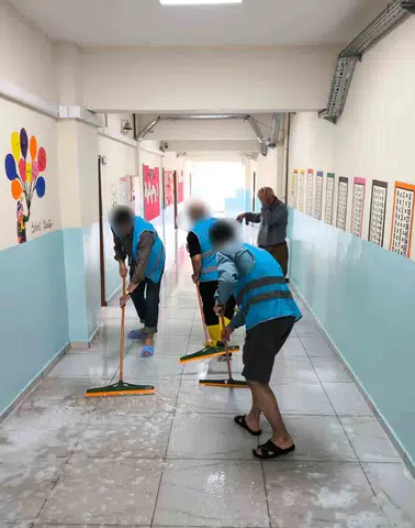 Hakkari'de denetimli serbestlik yükümlüleri okulları ve camileri yeni döneme hazırladı