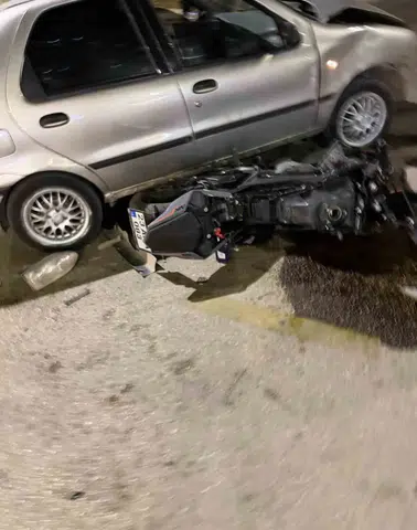 Elazığ Kültür Mahallesi'nde otomobil ve motosiklet çarpıştı