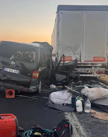 Şanlıurfa otoyolunda minibüs tıra çarptı: 2 ölü, 2 ağır yaralı